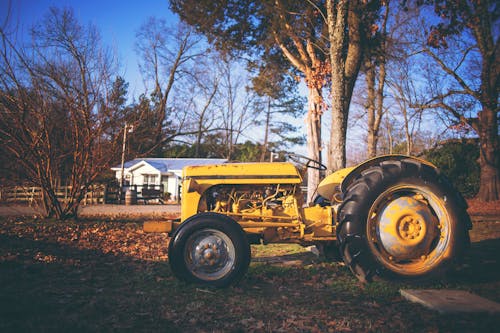 Желтый трактор фермы