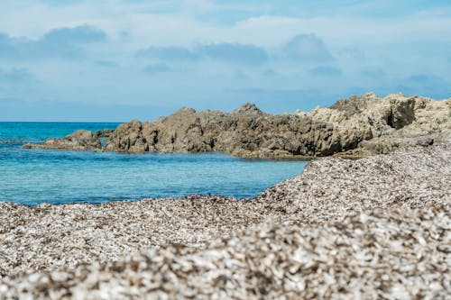 Strand mit Felsen