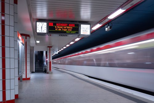 광고, 기차, 기차역의 무료 스톡 사진