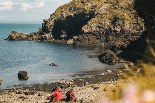 Darmowe zdjęcie z galerii z duże skały, fale na plaży, lato