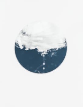 蓝色背景上，圆形框架内的云表达了抽象和极简主义的主题