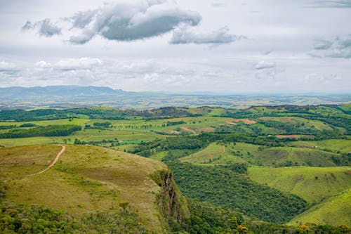 Pemandangan Pegunungan Yang Indah Pada Siang Hari