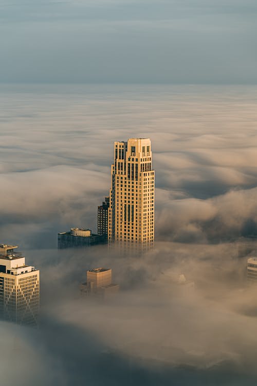 Здание, покрытое облаками
