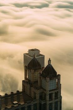 日出时，摩天大楼透过低洼云层窥视的景色十分迷人