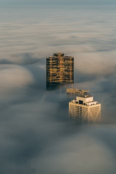 黎明时分，摩天大楼穿过浓雾，形成了戏剧性的天际线