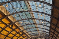 未来派玻璃与钢制拱形天花板的几何设计细节视图