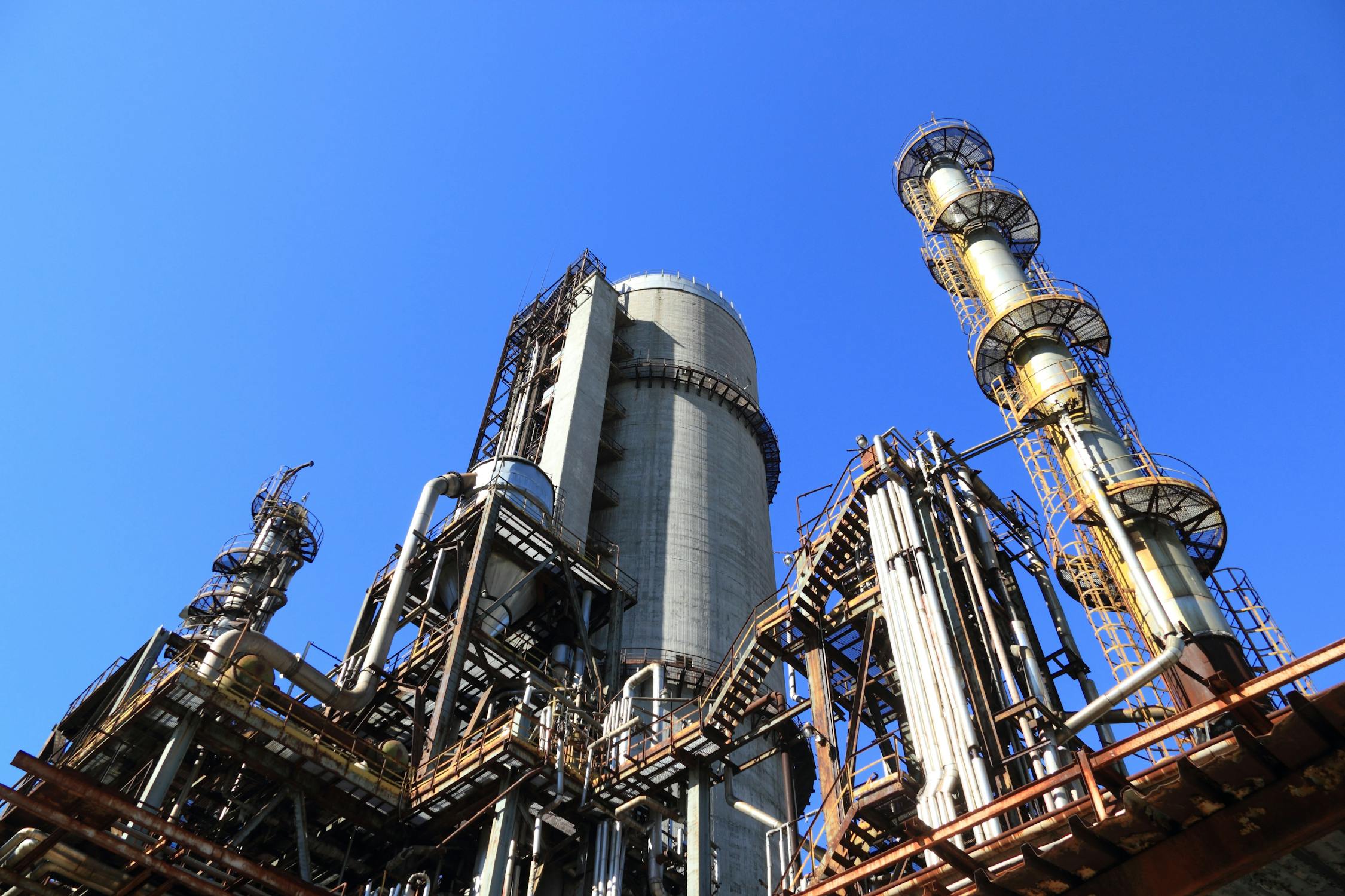 Low Angle Shot of Manufacturing Plant under Blue Sky - Pexels - Photo by: Pixabay