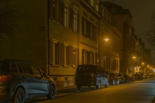 Autos In Beleuchteter Stadt Bei Nacht