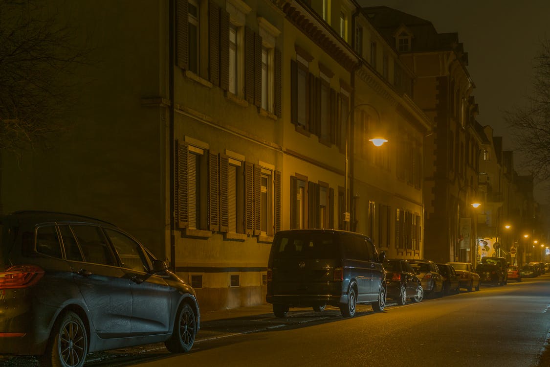 Автомобили в освещенном городе ночью
