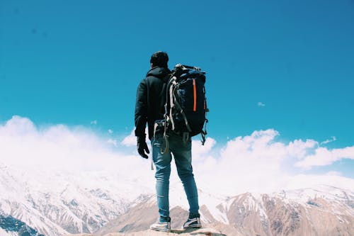 Foto Van De Mens Die Zich Bovenop De Berg Bevindt