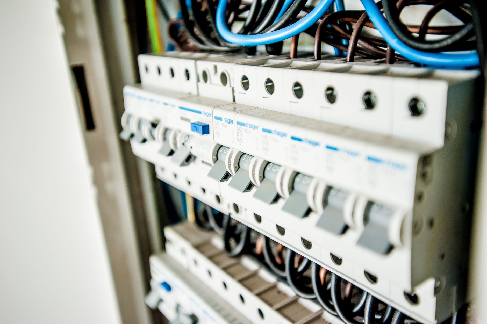Diesel Generator Sizing for Philippine Data Rooms: kVA, Load Factor, and Runtime