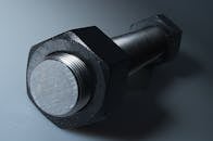 大型金属螺栓的详细视图，展现了钢材的纹理与设计细节