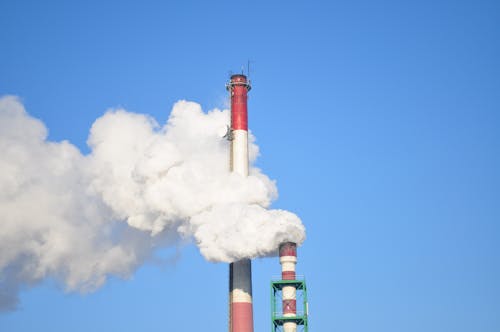 Pilhas De Fumaça Contra O Céu Azul