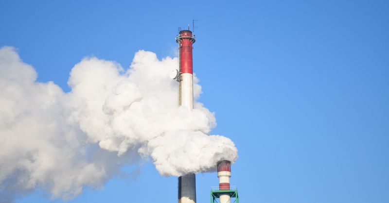 Qui surveille la pollution industrielle en France ? Acteurs, outils et défis