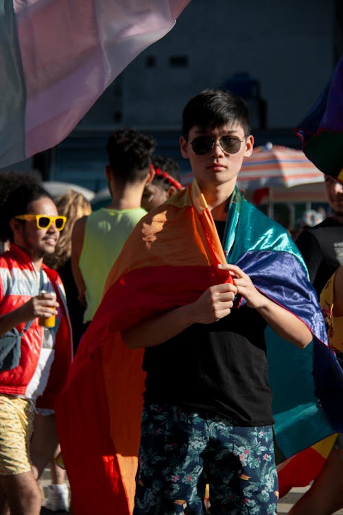 Homem Segurando Uma Bandeira Colorida De Arco íris