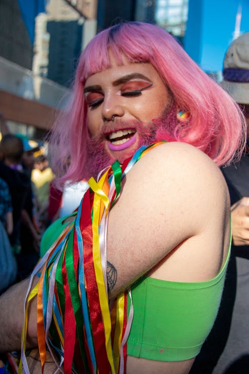 Roze Haired Man In Groene Gewas Top