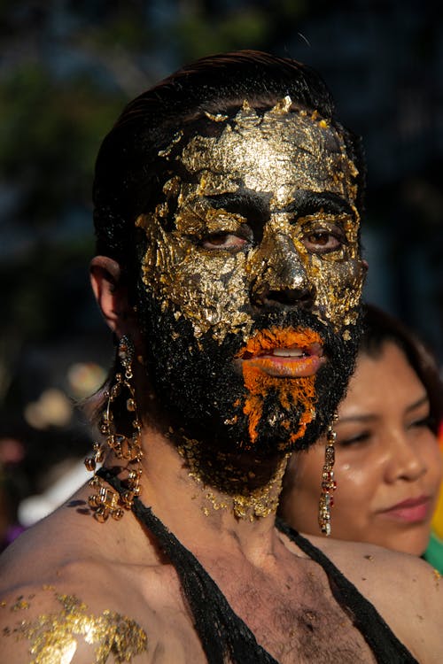 Mujer Con Máscara De Oro