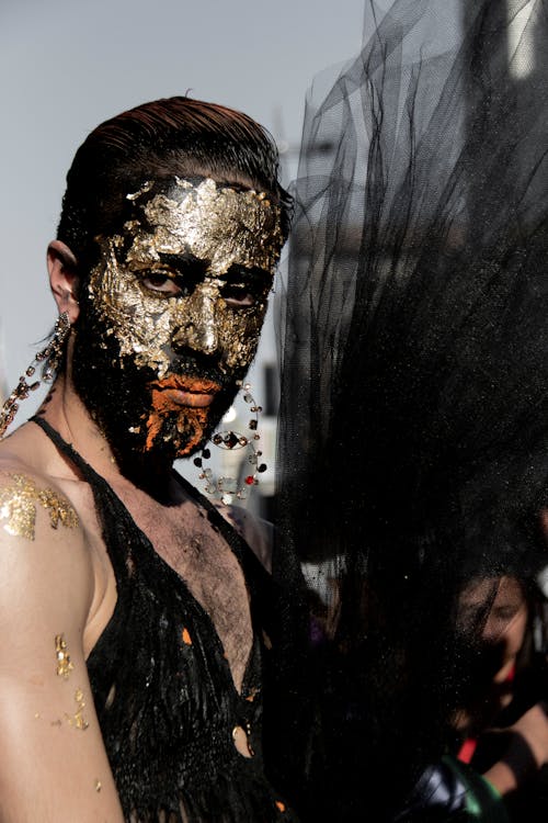 Wanita Dengan Masker Wajah Mengenakan Fotografi Close Up Atasan Halter Hitam