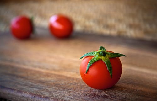 Close Up De Tomates En Mesa De Madera