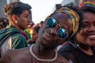 在巴西圣保罗举行的一场热闹的骄傲活动中，欢乐的时刻被捕捉到了