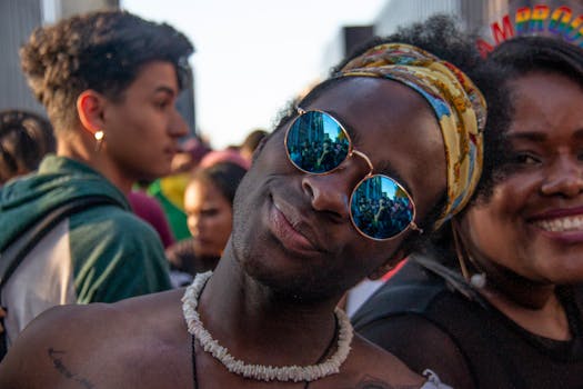 在巴西圣保罗举行的一场热闹的骄傲活动中，欢乐的时刻被捕捉到了