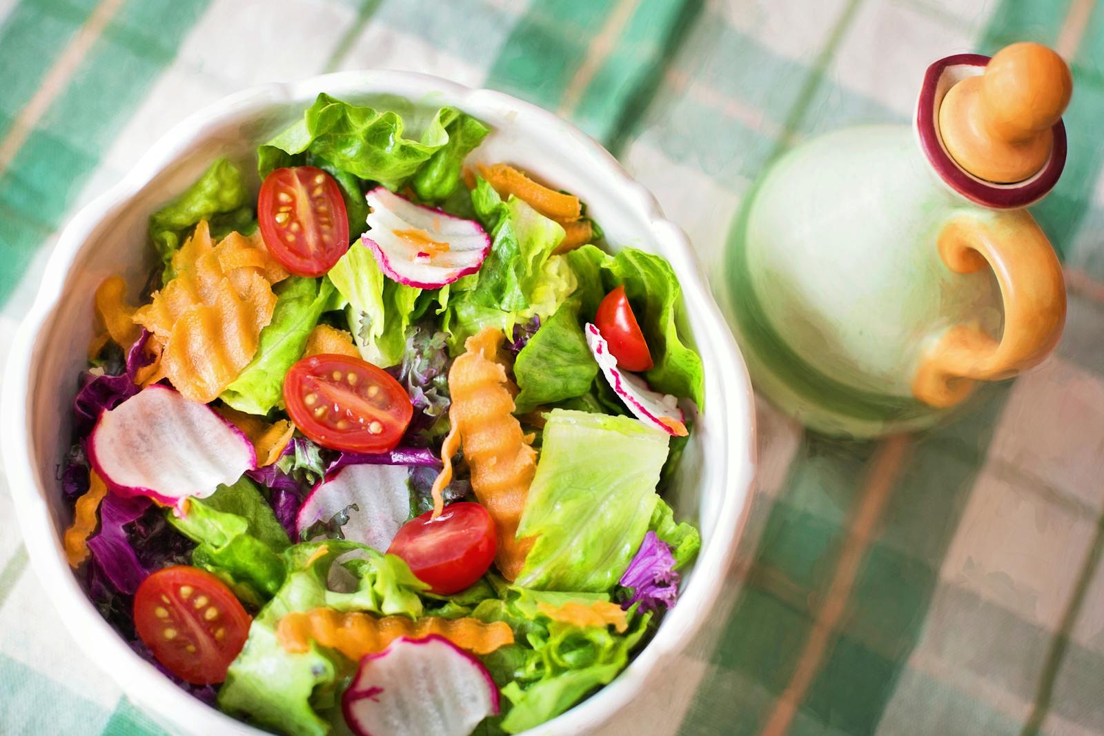 Un salad bar casero con diversos ingredientes organizados en recipientes
