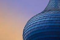 在埃斯基耶希尔，土耳其的蓝色瓷砖圆顶建筑与色彩缤纷的夜空相映成趣