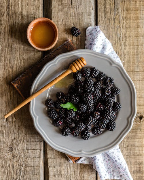 Gratis lagerfoto af bær, blackberry, bord Lagerfoto