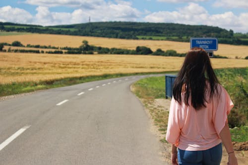 Widok Kobiety Na Drodze Z Nieba Z Tyłu