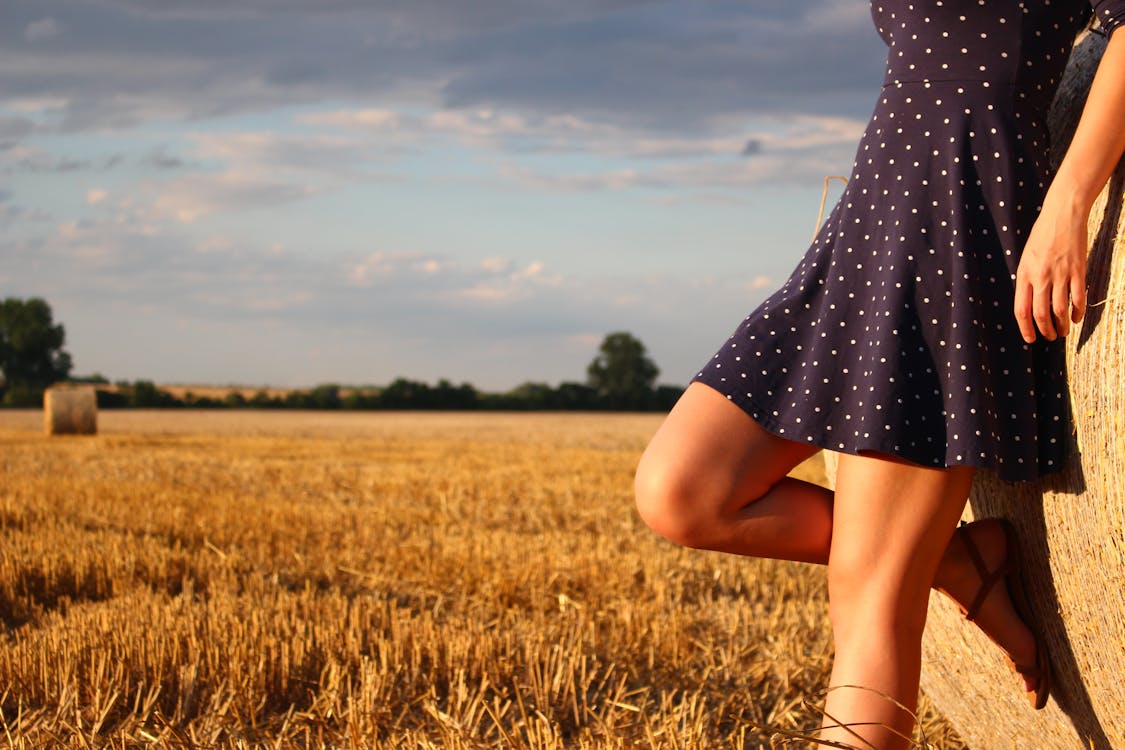 Frau steht auf einem Feld