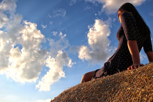 無料 曇り空を背景に山に立っている女性 写真素材