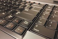 黑色电脑键盘上重点键的详细特写镜头照片