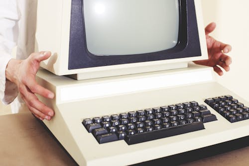 Computador Vintage Branco E Preto Desligado