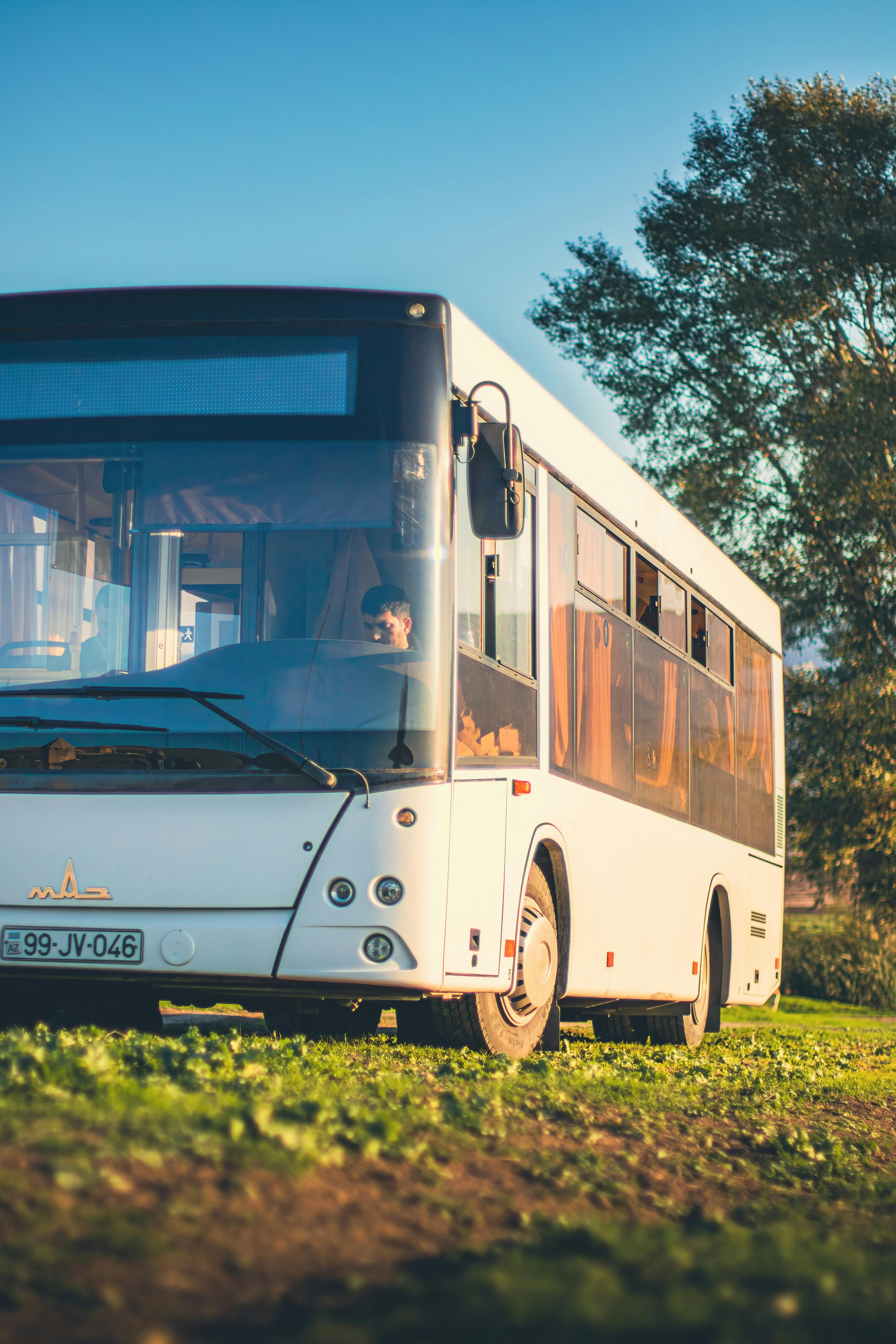 Autocar lovit de un autoturism, șoferul rănit transportat la spital (foto)