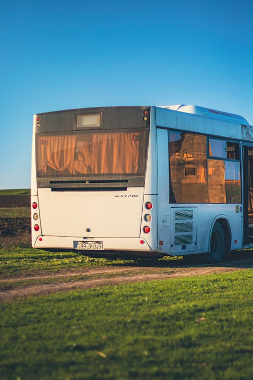 Gratis arkivbilde med bil, blå himmel, buss