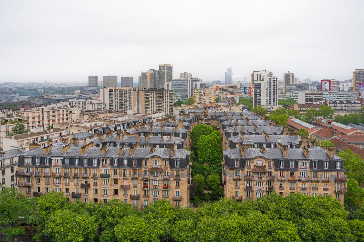 Vedere aeriană cu blocuri de apartamente și copaci, la Paris