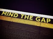 地铁站台上醒目的“注意间隙”标语，旨在提醒乘客注意安全