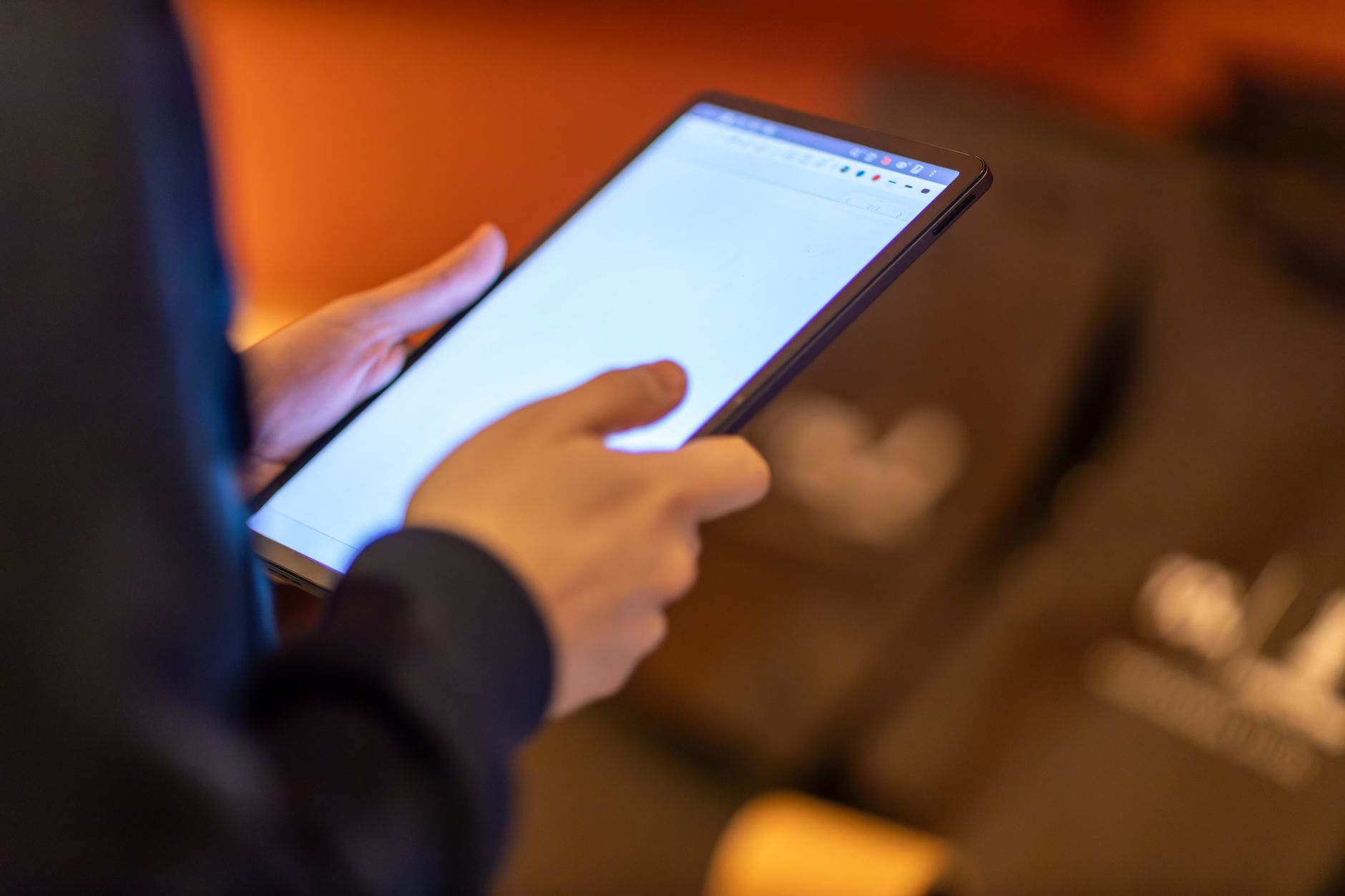 Blind student using tablet education — Jornal Metro