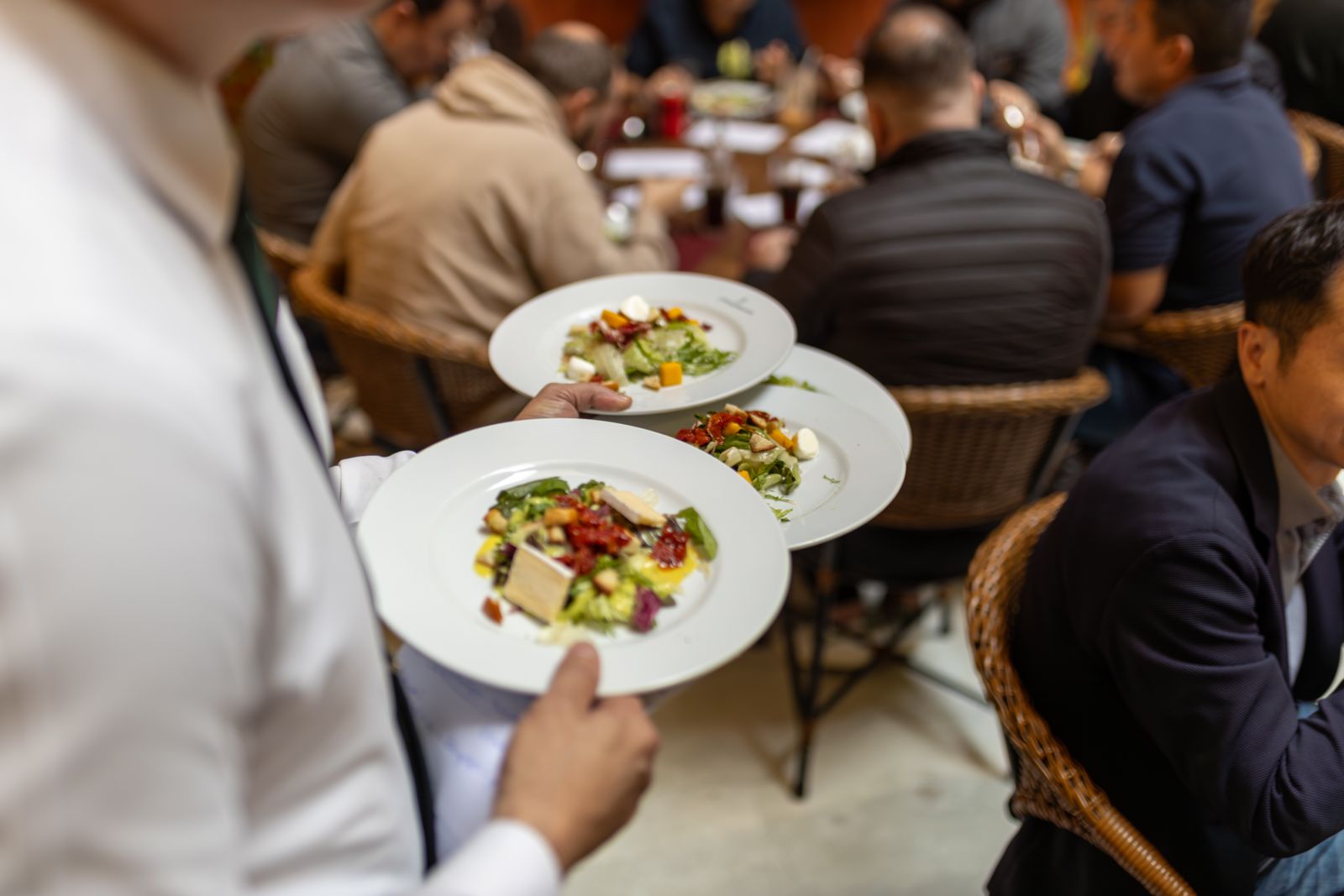Serveur apportant des assiettes à une table de restaurant