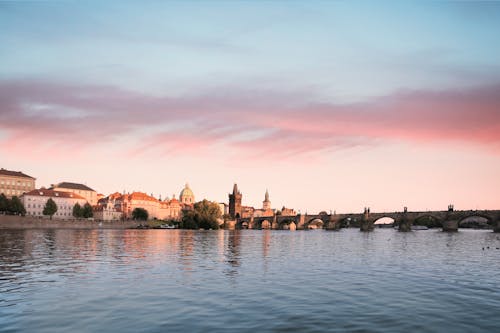 Foto De Edificios Cerca Del Río