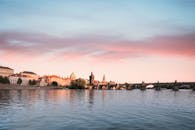 黄昏时分，布拉格查理大桥的风景，映着河上美丽的天空倒影