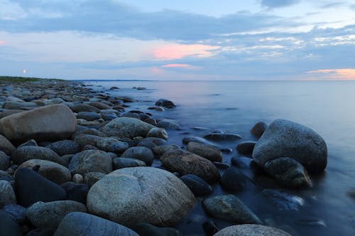 Kamyki Na Plaży Na Tle Nieba Podczas Zachodu Słońca