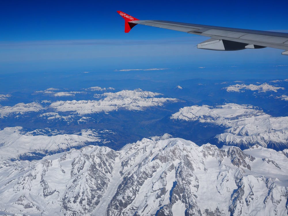 Gratis lagerfoto af bjerge, flyrejse, flyvinge Lagerfoto