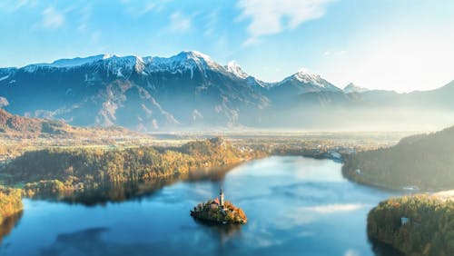 Vue Panoramique Du Lac Contre Le Ciel Au Coucher Du Soleil