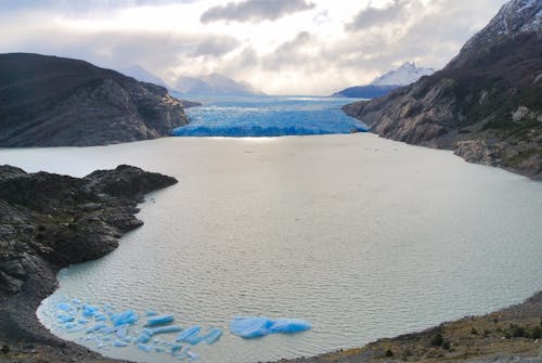 Vista Panorámica Del Mar Y Las Montañas Contra El Cielo