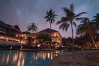 这座豪华的热带度假村配有游泳池和黄昏时分的棕榈树，非常适合宁静的假期