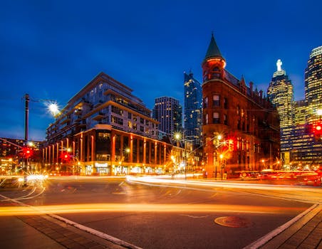 这座城市的夜景充满活力，拥有令人惊叹的灯光步道和标志性建筑