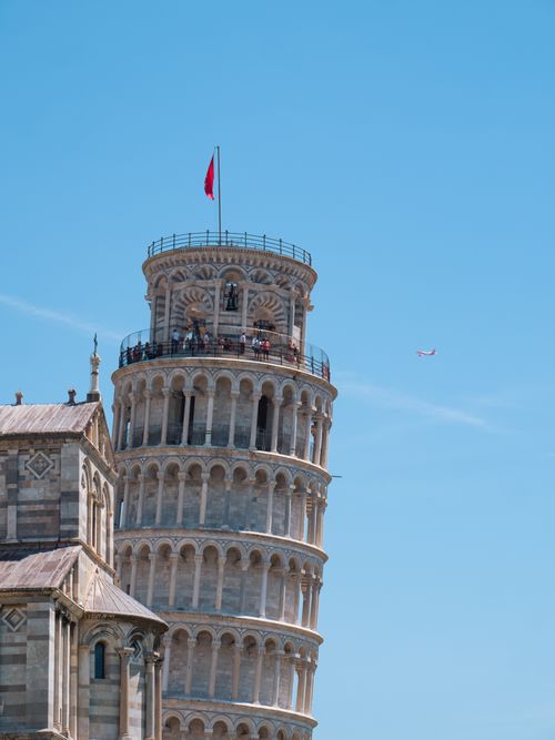 Free The famous Leaning Tower of Pisa in Italy, captured in bright daylight against a clear blue sky. Stock Photo