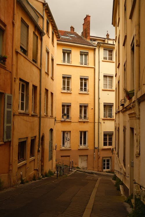 Free A narrow street with buildings on both sides Stock Photo