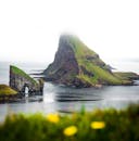 法罗群岛的德兰加尔尼尔和廷德尔穆尔岛笼罩在雾中，景色迷人